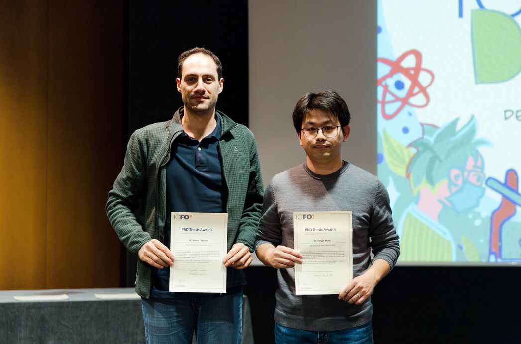 4 ICFO PhD graduates awarded the ICFO 2023 PhD Award! 

Congratulations Dr Ipsita Das, Dr Craig Chisholm, Dr Valerio Di Gulio and Dr Yongjie Wan for your dedication, hard work and scientific insight!👏

#ICFODay 👉icfo.eu/news/2449/2023…