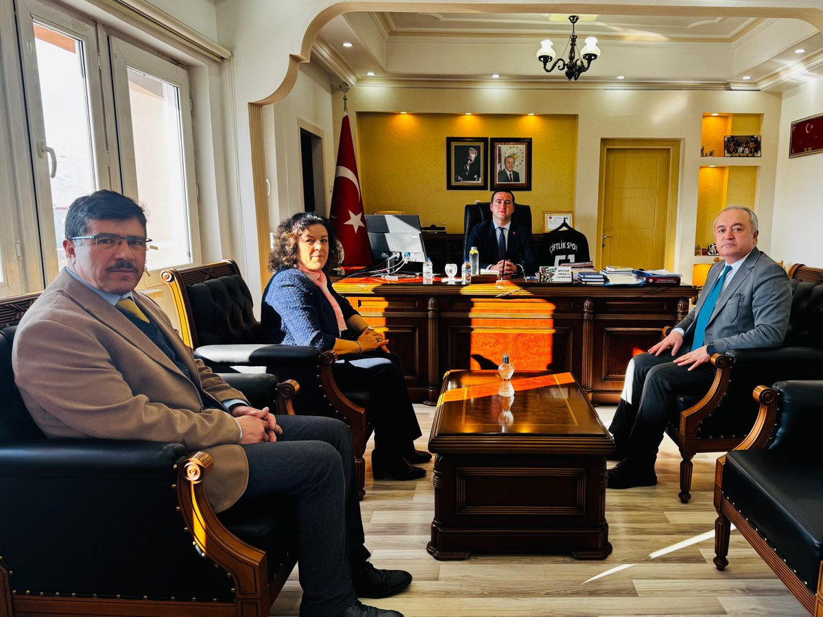 📌 İl Nüfus ve Vatandaşlık İşleri Müdürü Sn. Fahri TANRIVERDİ , beraberinde Merkez İlçe Nüfus Müdürü Sn. Ayşe YAVUZ ve İlçe Nüfus Müdürü Sn. Halit GÜNDOĞDU ile birlikte İlçe Kaymakamımız Sn. Batuhan SARIOĞLU’ na nezaket ziyaretinde bulundular.