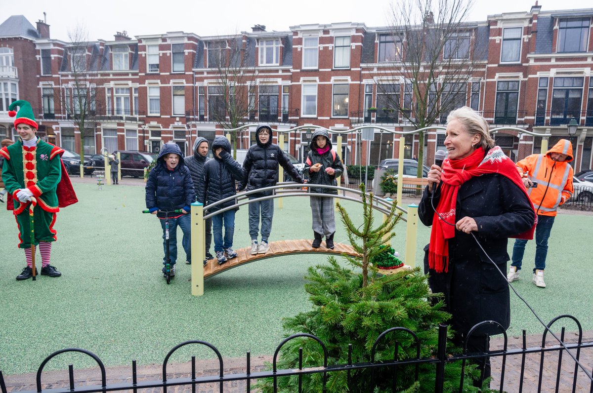MendyvanVeen's tweet photo. De speeltuin op Frederik Hendrikplein #stadsdeel #Scheveningen is heropend! Kinderen hebben 3.353 stemmen uitgebracht over de herinrichting v hun speeltuin; grootste participatieproject voor deze jonge leeftijdsgroep ooit! Ik mocht samen met speciale gast de heropening verrichten https://t.co/tgu1l6D6Xm
