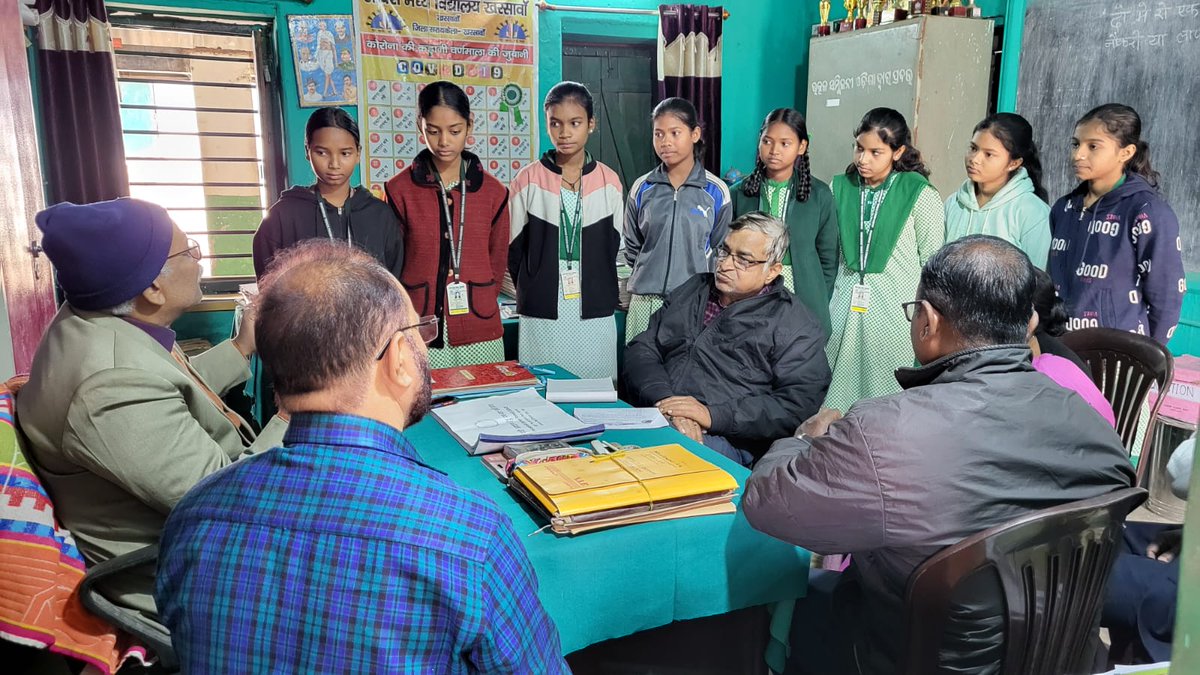 JepcJharkhand's tweet photo. राज्यस्तरीय अनुश्रवण टीम में शामिल पदाधिकारियों द्वारा आज भी राज्य के विभिन्न जिलों के सरकारी विद्यालयों में भ्रमण कर शिशु पंजी, 'अपार' आईडी, रूप आउट, आउट ऑफ़ स्कूल के अद्यतन कार्यो की समीक्षा की गयी। इस दौरान निरिक्षण दल में शामिल पदाधिकारियों ने विद्यालयों में समग्र शिक्षा से जुड़े कार्यक्रम और योजनाओ की भी विस्तृत समीक्षा की और आवश्यक दिशा निर्देश दिए। 
#ShishuPanji #APAAR #OoSC #DropOut #SamagraShiksha #Education