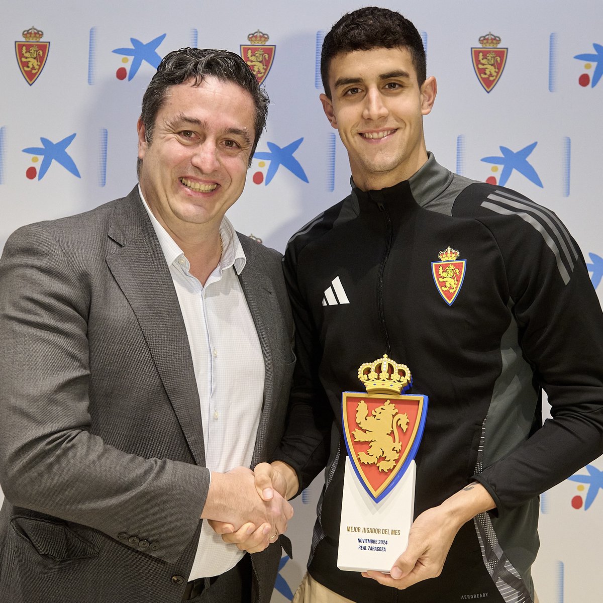 RealZaragoza's tweet photo. ✔️🤝 Luna recogió su premio al mejor jugador de noviembre @Caixabank en Store Plaza de España