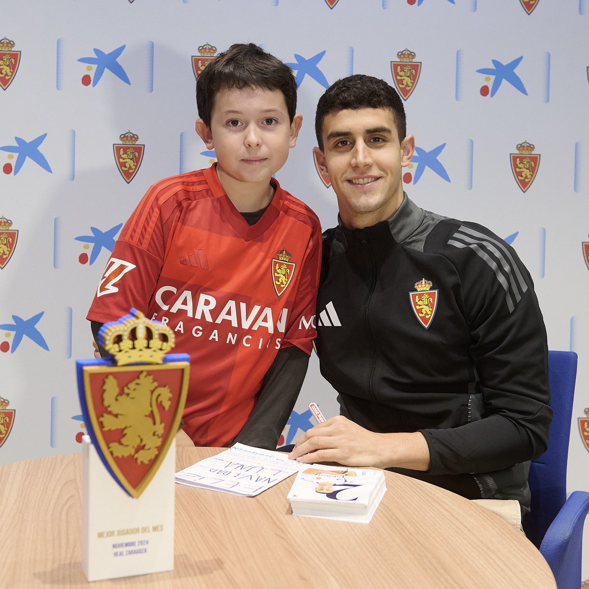 RealZaragoza's tweet photo. ✔️🤝 Luna recogió su premio al mejor jugador de noviembre @Caixabank en Store Plaza de España