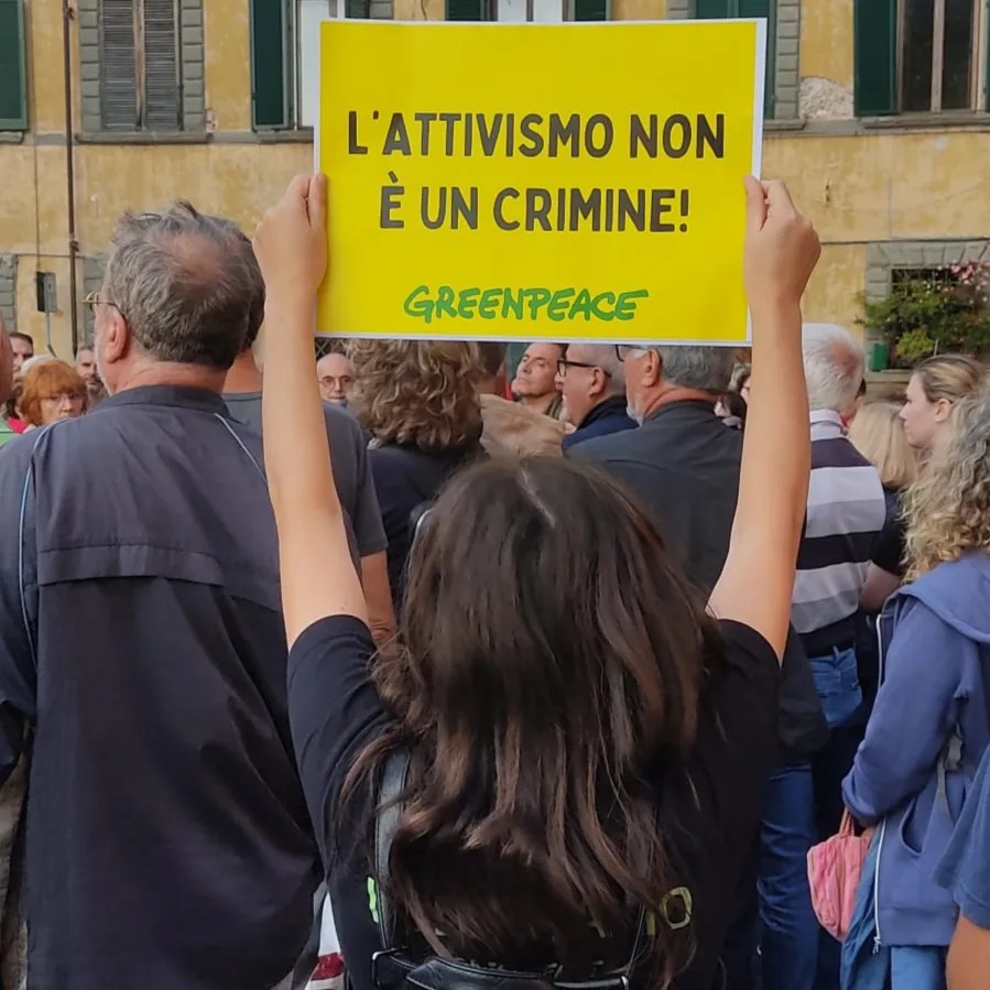 Greenpeace_ITA's tweet photo. Dopo la grande manifestazione della società civile a Roma dello scorso 14 dicembre, anche il Commissario per i Diritti umani del Consiglio d'Europa esorta @Ignazio_LaRussa a non approvare il DDL Sicurezza, che violerebbe diritti umani fondamentali come il diritto alla libertà di espressione e di riunione pacifica.

Con la rete @InDifesaDi ribadiamo il nostro appello per il ritiro del disegno di legge che prefigura una pericolosa deriva securitaria 👉https://t.co/KbxULuhZhn