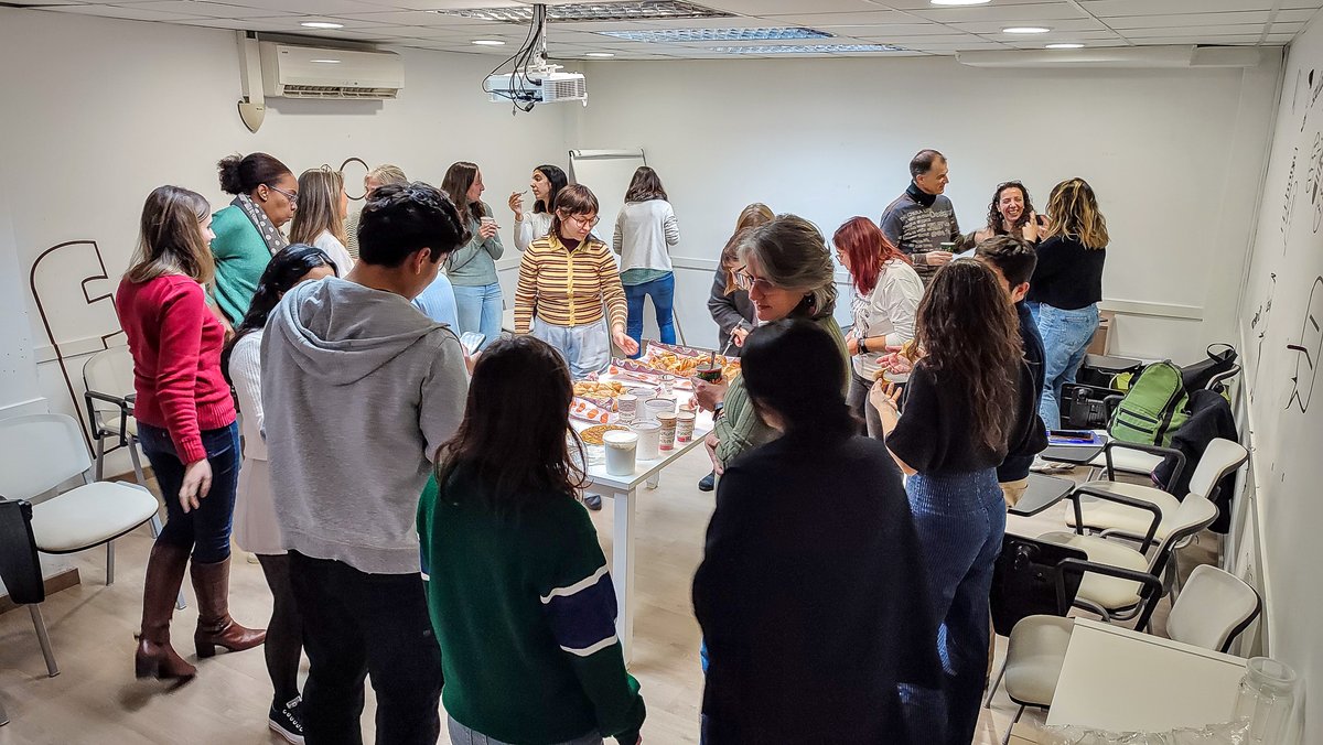 FASI_Fundacio's tweet photo. 🎄 Esmorzar de Nadal a les oficines centrals de FASI.
Plegades compartim moments i energia per acomiadar l’any! 🎉✨
#BonesFestes #EsmorzarDeNadal #TreballEnEquip #FASI https://t.co/fDWZPCIxPn