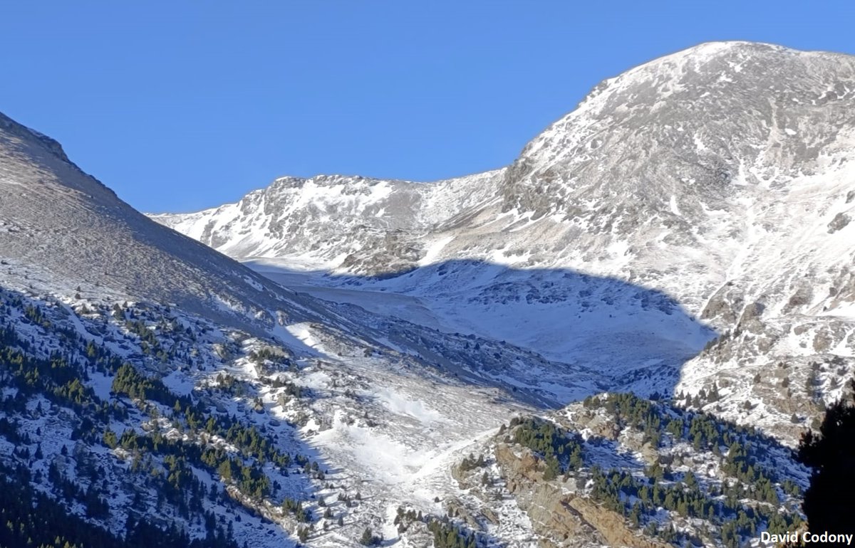 #MeteoMuntanya
Ambient ventós en alguns massissos. 
Al Pirineu, temps canviant, amb períodes de boira i nevada sobretot a la cara nord. 
Atents al notable empitjorament al sector axial a partir de diumenge al migdia.

Més detalls:
👉bit.ly/3WGFUfT
<a href="/FEEC_cat/">FEEC</a>
<a href="/bomberscat/">Bombers</a>