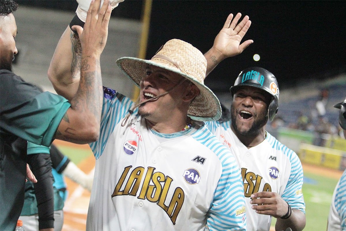 BymSport's tweet photo. El round robin espera por el último clasificado.
Tras la jornada del jueves, @labarrabrava y @Magallanes_bbc se unieron a @CardenalesDice y @aguilasdelzulia como los conjuntos con cupo asegurado a la siguiente ronda del torneo.
📷: @lvbp_oficial
#ByMSport #LVBP #RoundRobin https://t.co/jIQ37a2LsI