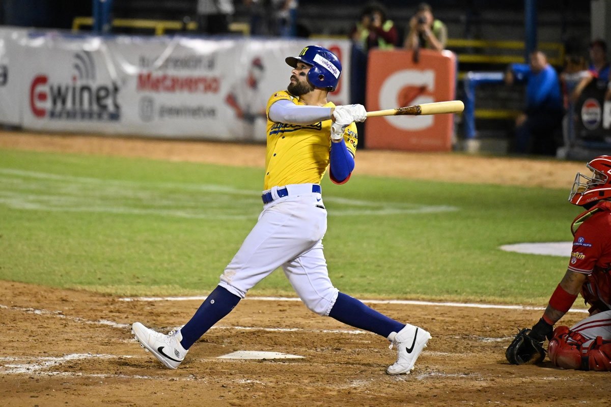 BymSport's tweet photo. El round robin espera por el último clasificado.
Tras la jornada del jueves, @labarrabrava y @Magallanes_bbc se unieron a @CardenalesDice y @aguilasdelzulia como los conjuntos con cupo asegurado a la siguiente ronda del torneo.
📷: @lvbp_oficial
#ByMSport #LVBP #RoundRobin https://t.co/jIQ37a2LsI