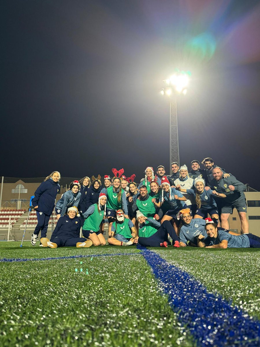 FemeninoUDA's tweet photo. 🤩 ¡Ayer realizamos el último entrenamiento del año!

🎄 Os dejamos la foto de familia del #FemeninoUDA en estas fechas próximas a Navidad

¡Nos vemos en 2025! ✨ https://t.co/6vXleRXxq3