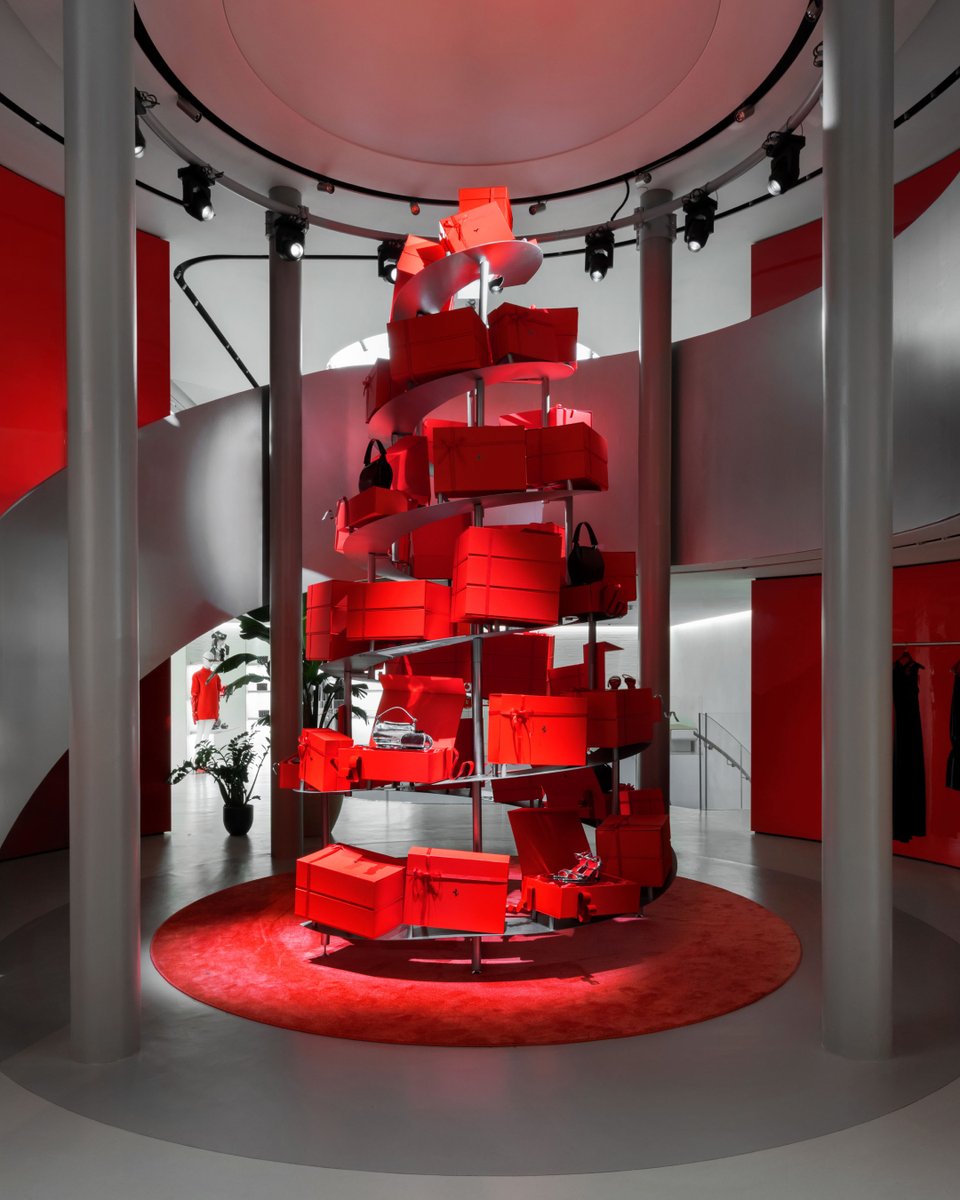 ferraristore's tweet photo. Wrap it in Red.
The Ferrari Boutique in Milan sets the scene for a season of iconic elegance.
#Ferrari #FerrariStyle #WrapItInRed #FerrariStyleHolidays https://t.co/hYABcmJQYW