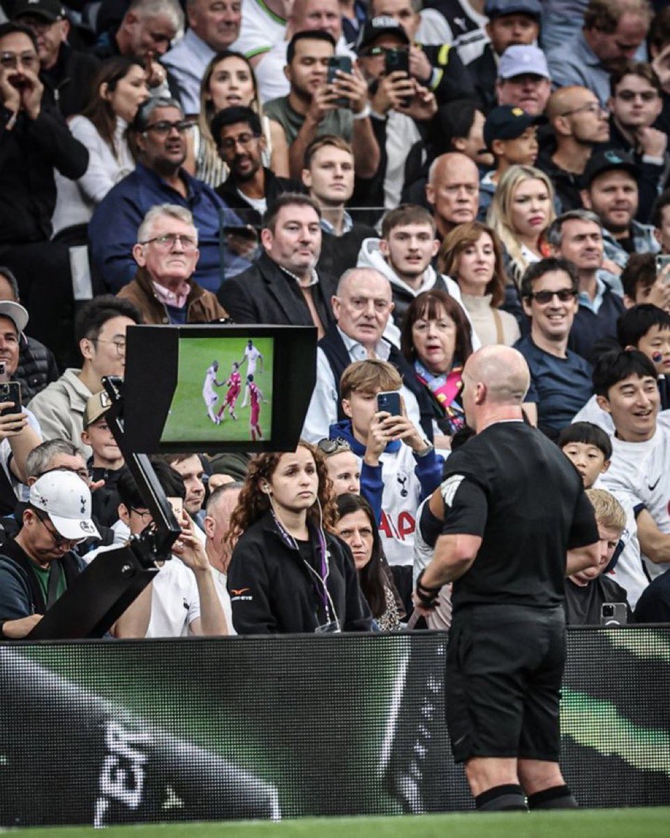 The_Forty_Four's tweet photo. 🚨 The EFL have stated they are considering introducing VAR to their competitions…😳

This is the beginning of the end🫣😡 https://t.co/JnZhJUM7Xv