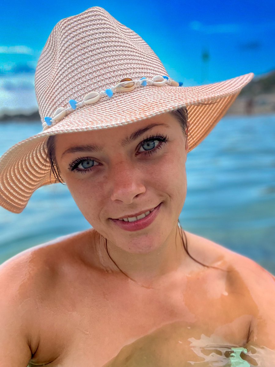 lucycherryoff's tweet photo. Ce n’est pas l’apparence qui séduit, mais l’aura que l’on dégage 💋 https://t.co/qzO258OdIu