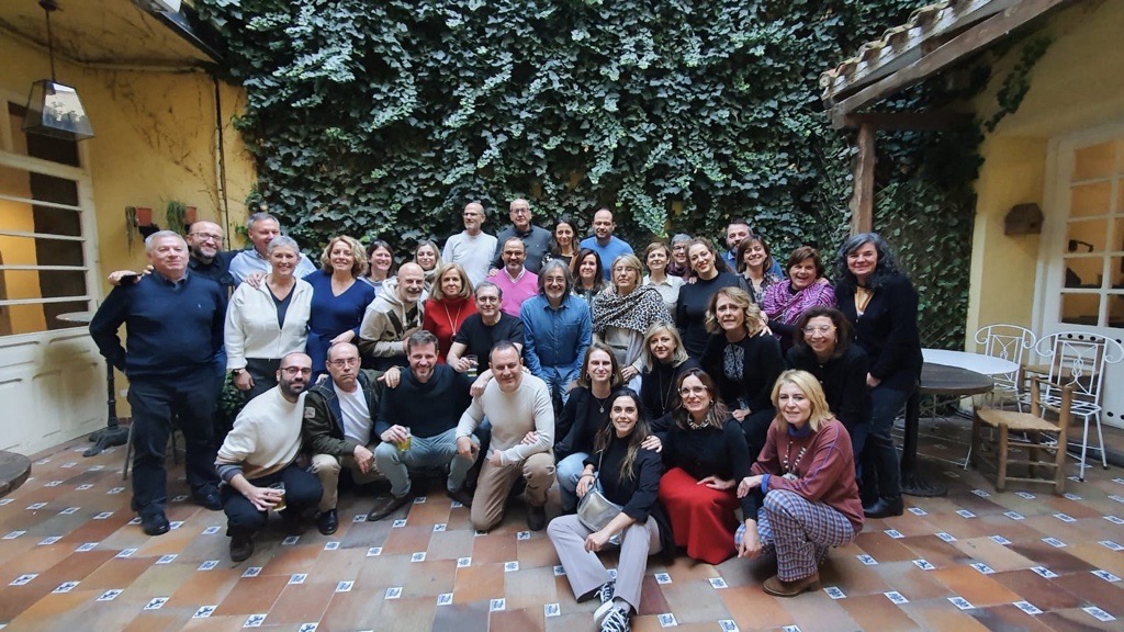 UGI_UCLM's tweet photo. 🎄✨ ¡Feliz Navidad y felices fiestas! Desde la @UGI_UCLM agradecemos el esfuerzo y dedicación de todos/as los/as que contribuyen al avance de la ciencia y la investigación. 🧑‍🔬🔬 

¡Por un 2025 lleno de descubrimientos y logros!🌟🎁 https://t.co/AUxquLzlXj