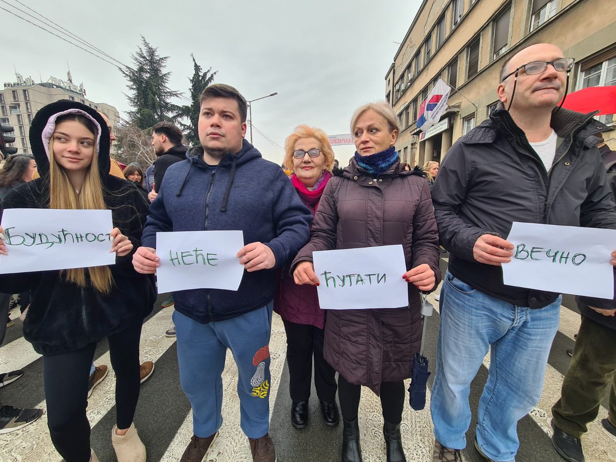 draskojovic's tweet image. Hronika otpora
09.03.91 sam na protestu
01.06.93 sa devojkom
1995 devojka, postala supruga
02.02.97 sa trudnom suprugom
1997 rodio se sina❤️
05.10.00 sa drugovima
2008 dobili smo ćerku❤️
01.03.2019 sin, supruga i ja na protestu
20.12.2024 porodica na protestu
Naš život u Srbiji