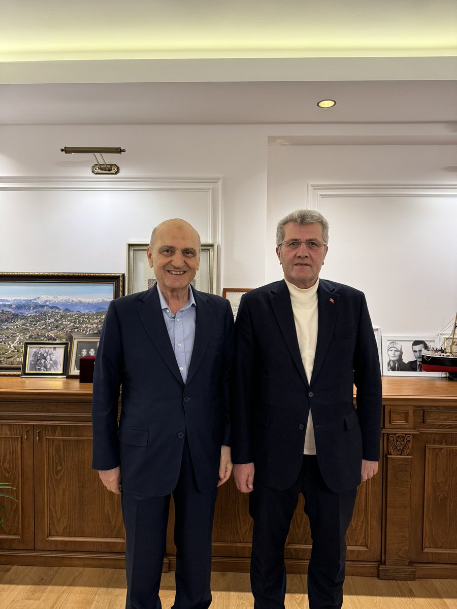 ahmetcapoglu61's tweet photo. Çevre ve Şehircilik Eski Bakanımız Sayın Erdoğan Bayraktar’ı ziyaret etme fırsatı buldum. Kendisiyle değerli sohbetler gerçekleştirdik ve bilgi birikiminden istifade ettik. Nazik ev sahipliği için kendisine teşekkür ediyorum. @erdgnbayraktr https://t.co/CC9eP8nRsl