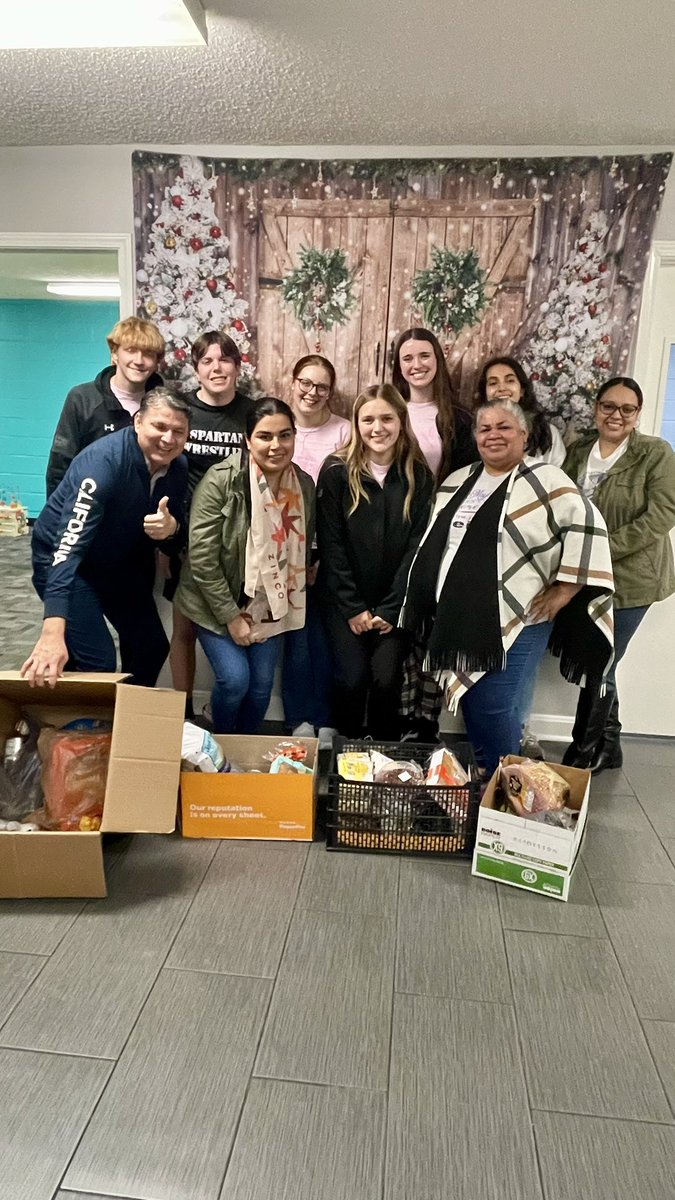 Spanish Honor Society members <a href="/SouthWarrenHS/">South Warren High School</a> had the honor to spend time with local families and students also provided food for  Christmas dinners. #LovingHearts