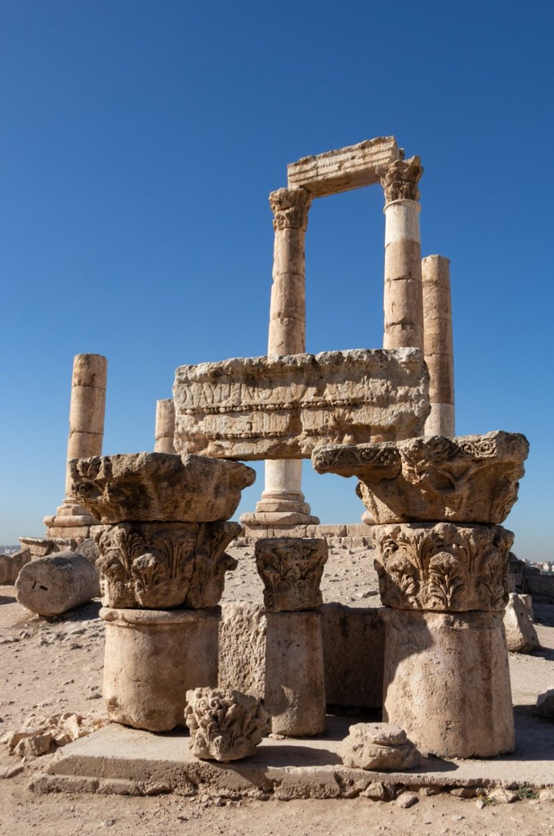 wana_visualss's tweet photo. 🇯🇴 The Folded Fingers
A remnant of a statue that is believed to have stood over 40 feet tall, discovered within the Temple of Hercules in Amman, Jordan, dating back to approximately 160 AD.

The Temple of Hercules, located within the Amman Citadel at the heart of Jordan's capital, is a historic monument of great significance. Today, the surviving fragments of this structure are recognized as one of Amman's most iconic landmarks, representing the city's rich cultural and historical heritage.