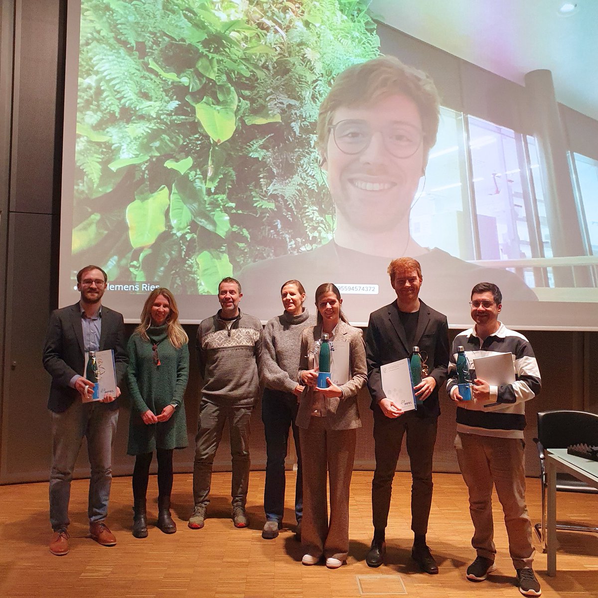ImprsTp's tweet image. We ended this year with a hybrid Graduation Ceremony to celebrate 🎊the milestones achieved by our graduates 🥼 - from successful defenses 🎓 to impactful publications! 📰
A big thank you to all our graduating students, current students and faculty members for joining us! 🎉🥂