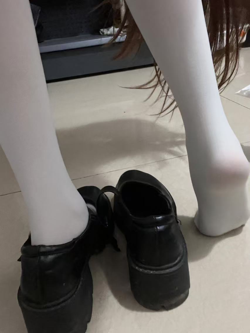 ningyaomm's tweet photo. 不透气的小皮鞋加上雨天，微湿的脚尖带着浓烈的酸臭味，我脑中顿时一片空白，顾不上她诧异的目光，把一只脚塞进了嘴里，再用空闲的手在她面前手淫起来，很快就射了一地。之后在脑袋浑浑噩噩的情况下和她告了别。之后的几天我们都互相没提这件事 https://t.co/rb8dORSQU1