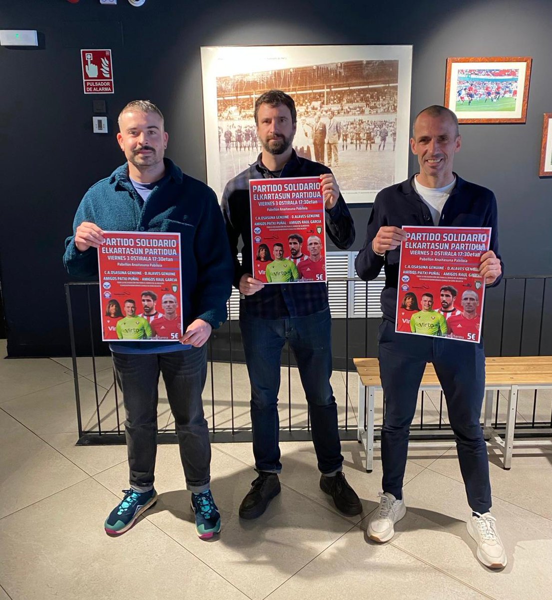 sadarbizirik's tweet photo. Ostiralean, urtarrilaren 3an, Anaitasuna Pabiloian itxarongo zaitugu. Sadar Bizirik-ek eta Osasuna Fundazioak antolatutako partidu solidarioa, Nafarroako Elikagaien Bankuaren eta Anaitasuna klubaren laguntzarekin. https://t.co/L3H4oioJKt