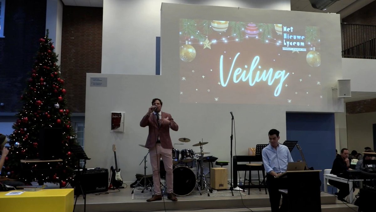 In Blik op het Weekend onder andere een gesprek met Henry Vonk van <a href="/HetNieuweLyceum/">Het Nieuwe Lyceum</a> in #Bilthoven. De school kwam in actie tijdens de Christmas Fair voor Artsen Zonder Grenzen én de <a href="/VoedselbDeBilt/">Voedselbank De Bilt</a>. Tussen 19.00 en 21.00 uur via 106.6FM en stream.roulettefm.nl.