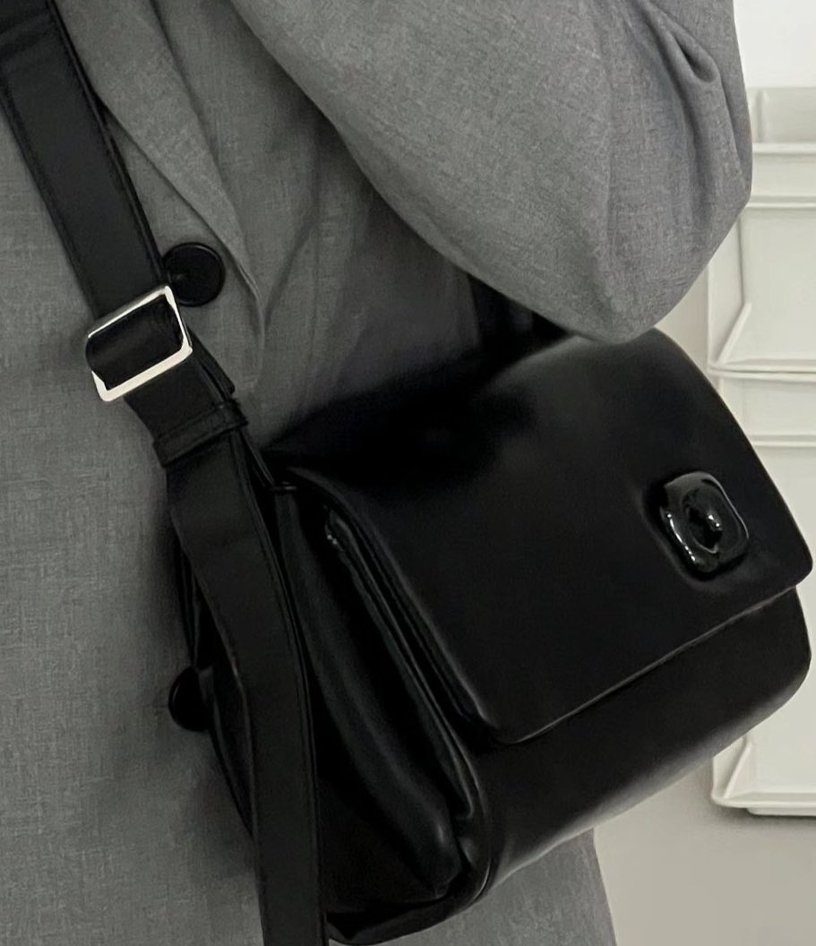 jacfkpot's tweet photo. slingbag warna hitam ini masuk ke semua outfit, kapasitas nya juga lumayan besar 🥹🤏 https://t.co/6lSzKEDmyG