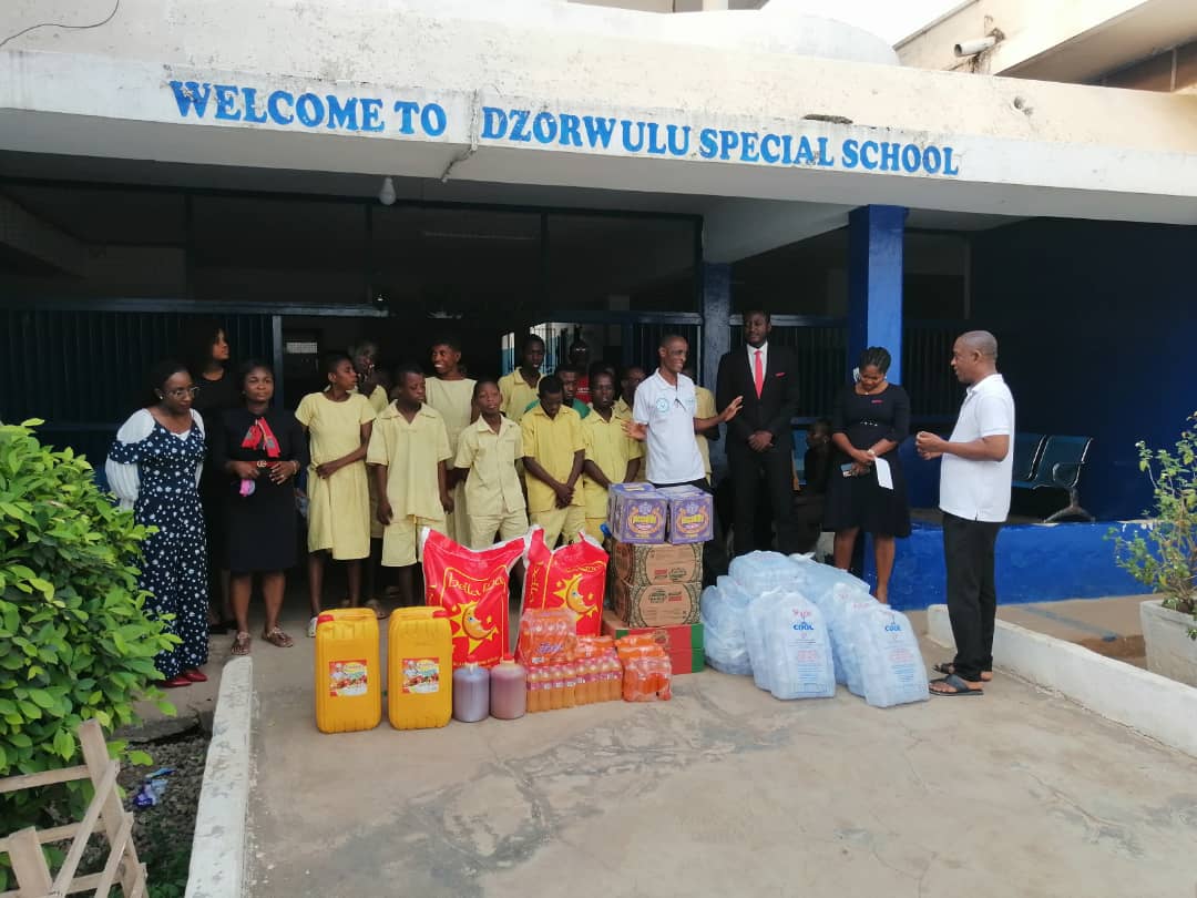 GLICOLife's tweet image. GLICO Life once again brightens the smiles of the students and staff of the Dzorwulu Special School with a generous donation of food items and cash presentation.

#GLICOCares
#GLICOGroup
#seasonsgreetings
#spreadlove