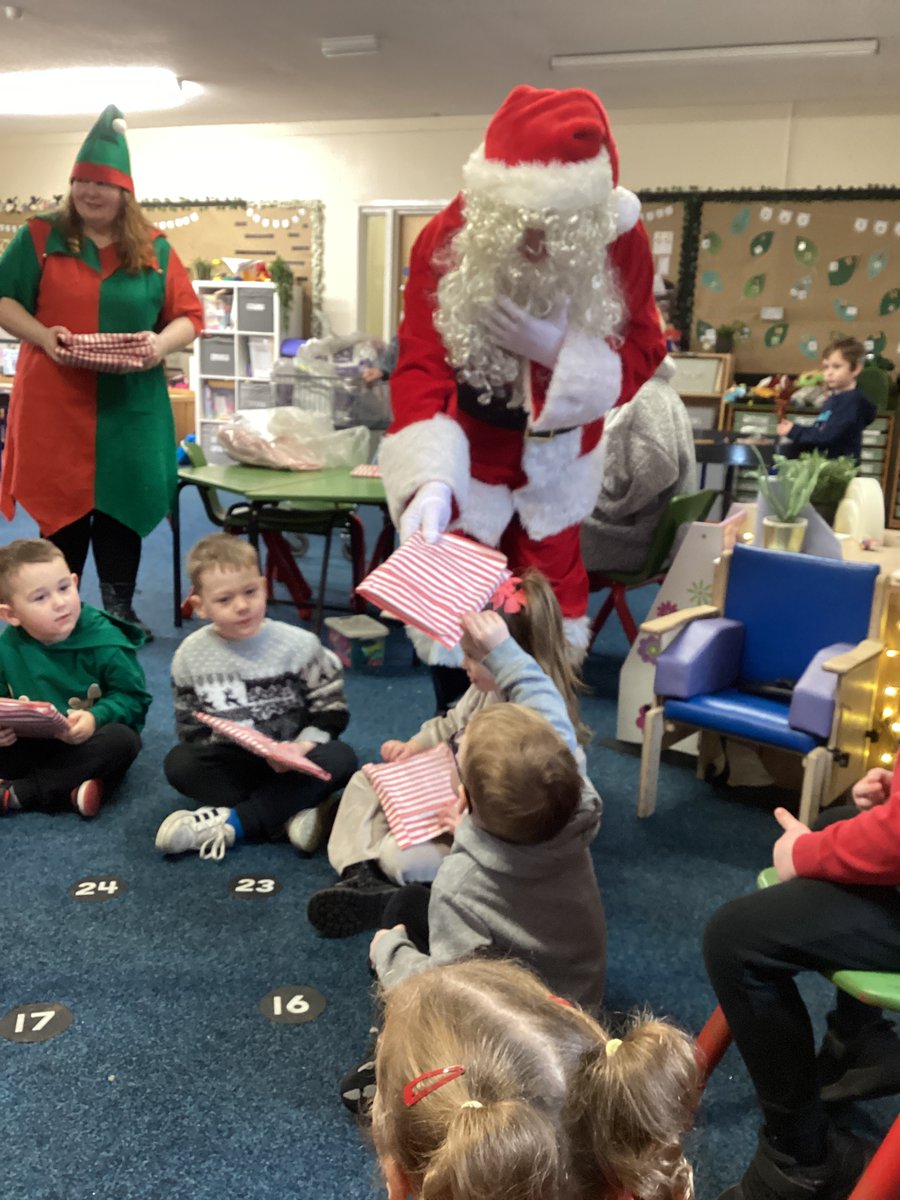 palmerston_p_s's tweet photo. We had the most wonderful visitor to school today. We wish all of our families a lovely Christmas and the happiest of New Year's #ppsWellbeing https://t.co/vkUaKz0Zh5
