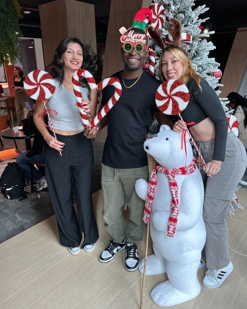 es_world_'s tweet photo. Feeling the Christmas spirit at ES JBR! 🎄✨ Celebrating the season of joy, happiness, and togetherness with festive vibes, sweet treats, and lots of smiles. Wishing everyone a season full of magic and cheer! 

#ESJBR #ChristmasSeason #HolidaySpirit #FestiveFun #ESFamily #ES https://t.co/X4a9LTIdby