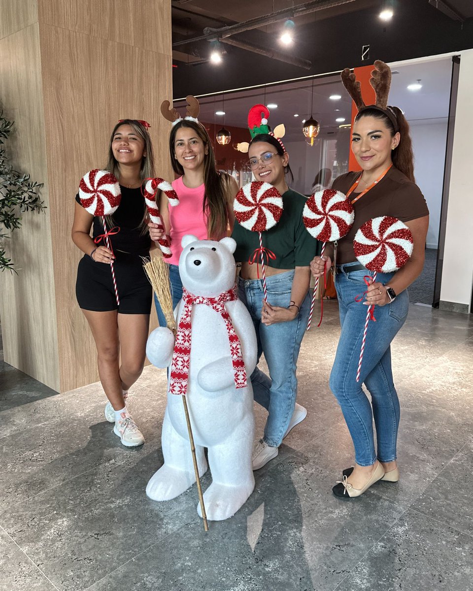 es_world_'s tweet photo. Feeling the Christmas spirit at ES JBR! 🎄✨ Celebrating the season of joy, happiness, and togetherness with festive vibes, sweet treats, and lots of smiles. Wishing everyone a season full of magic and cheer! 

#ESJBR #ChristmasSeason #HolidaySpirit #FestiveFun #ESFamily #ES https://t.co/X4a9LTIdby