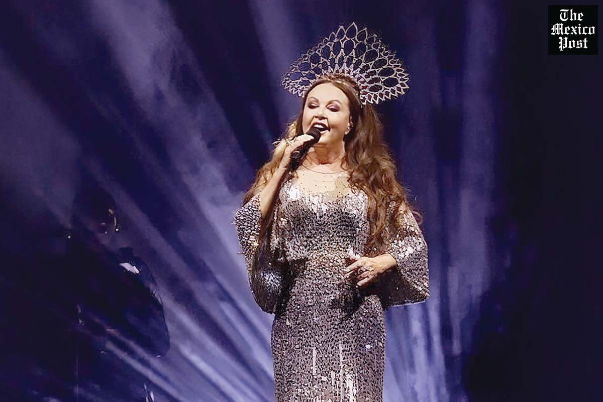MexicoPost's tweet image. #SarahBrightman llegó a la #ArenaCDMX con #EspírituNavideño

La #CantanteInglesa Sarah Brightman posee una de las #voces más versátiles y potentes de la actualidad y tiene un largo #currículum, respaldando la #calidad de sus #conciertos y los ambientes que puede transportar con…