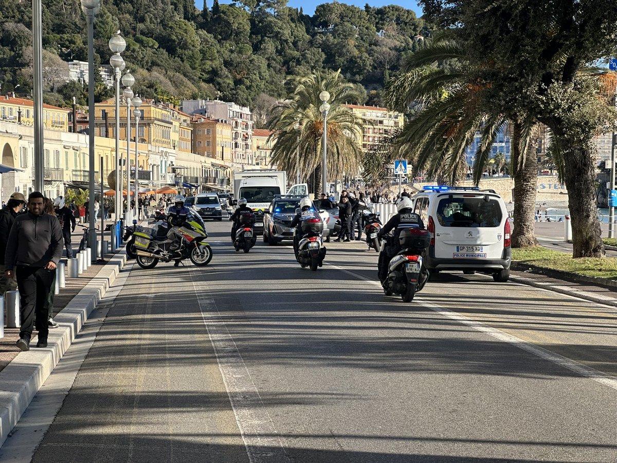 Tribuca's tweet image. Opération déminage en cours sur la Promenade des Anglais en face du restaurant Di Piu en raison de bagages abandonnés.