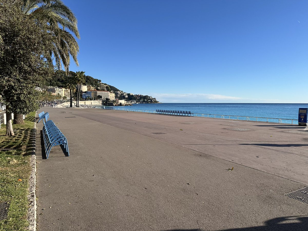 Tribuca's tweet image. Opération déminage en cours sur la Promenade des Anglais en face du restaurant Di Piu en raison de bagages abandonnés.