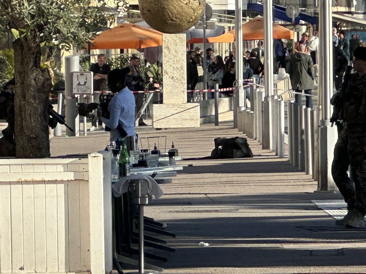 Tribuca's tweet image. Opération déminage en cours sur la Promenade des Anglais en face du restaurant Di Piu en raison de bagages abandonnés.