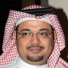 AhmadAzouz8's tweet photo. في ذكرى مولانا.. عراب القصة الصحفية!!

تمر الذكرى التاسعة لغياب الزميل الأستاذ عمر المضواحي "أبو محسن" الذي طويت صفحته في العشرين من ديسمبر 2015، ويعد أحد أساطين الصحافة الاستقصائية في المملكة.. وأحد رواد القصة الصحفية.. رحل ولا زال الكثير من الزملاء يستذكره.. حتى ممن لم يعاصره.. وآخر من كتب عنه الزميل حسين الحربي في جريدة الرياض في نهاية أغسطس من العام الجاري تحت عنوان: "عمر المضواحي.. عراب القصة الصحفية".. حيث يقول عن الراحل المقيم: "لم يكن صحفياً أو كاتباً عابراً بل كان أحد آباء الصحافة المكتوبة، مناضلاً بقلمه راسخاً بمبادئه عاش حياته بإرادته واختياره ليس بعقول الآخرين ولا تمنياتهم".
ويضيف" لم تُغرِهِ المناصب الصحفية أو الوجاهة الإعلامية، ولم يمارس التنظير لإبراز قدراته على من حوله. وضع لنفسه حالة متفردة، تنقّل كطائر نبيل بقصصه الصحفية بأمتعتها وقلقها وأسئلتها بين الصحف والمجلات".
نسأل الله أن يرحم الزميل الصديق عمر المضواحي ويغفر له ويتجاوز عنه..
بدوري أرفق مقالاً كنت كتبته عن الراحل في جريدة مكة في الثامن والعشرين من ديسمبر 2019.. بعنوان: "مولانا المضواحي.. وموسيقى الروح والتجلي".. حرصت على نشره في آخر محطاته "جريدة مكة" ولا يسعني إلا أن أشكر رئيس تحريرها زميل الدرب الأستاذ موفق النويصر.. على إتاحته لي فرصة الكتابة عن صديق مشترك..

«مولانا» المضواحي.. وموسيقى الروح والتجلي
السبت - 28 ديسمبر 2019
أحمد عزوز

توثقت علاقتي بالزميل الراحل عمر المضواحي على مدى أكثر من عقدين، منذ انضمامي محررا في مكتب جريدة الشرق الأوسط بمدينة جدة في أغسطس 1994، وظلت هذه العلاقة تتنامى حتى رحيله المرير في 20 ديسمبر 2015، حيث ذكرني «مارك» مؤسس فيس بوك قبل أيام كعادته السنوية بهذه المرارة.
 
 وكنت أرى «السيد» كما أدعوه، يوميا بمكتب الشرق الأوسط، وكنت أعمل ـ إضافة لكوني محررا للصياغة ـ سكرتيرا مؤقتا لمسؤول التحرير في المكتب الذي يقع في أول الردهة، تأتي بعده مكاتب جريدة المسلمون حيث يعمل عمر المضواحي، فكنت أستمع وأستمتع بحواراته وجداله مع الزملاء، والتي غالبا ما تنتهي بضحكة مجلجلة منه، وقبلة على رأس أحدهم إذا كان يكبره أو تربيتة على كتف من يماثله أو يصغره سنا.
 
 وبعد «المسلمون» انتقل المضواحي إلى «المجلة»، ثم التحق في بدايات 2003 بـ «الشرق الأوسط» حتى 2007، شغل فيها منصب مسؤول التحرير، وهو منصب جعله في وجه المدفع، فكان لا يقبل بأنصاف الحلول، واختلف مع زملاء ومرؤوسين واتفق، ولان مع بعضهم وقسا، وبعد استقالته انتقل إلى «الوطن» ثم «مكة» حتى رحيله.
 
«مولانا» عمر المضواحي لم يكن يتميز بتقاريره الاستقصائية وكتاباته عن الأمكنة والشخصيات فحسب، بل كان يملك ذوقا موسيقيا فاحصا وشخصية متذوقة للفن بكل أنماطه، فقد عاش في أم القرى «مكة» التي منها خرج مقام الحجاز وانتشر، فهي موئل الصهبة والتراتيل والمقامات تلاوة وإنشادا، ونقطة انصهار للشعوب والفنون.
 
 يذهلك المضواحي وهو يتحدث عن السماع والأناشيد، كدرويش صوفي في تكية مولوية حيث الحزن «شرقي بامتياز»، يتناول موسيقى الـ «كناوة» التي تشتهر في بعض دول المغرب والصحراء، ويقول عن هذه الموسيقى الإيقاعية في تدوينة عنها على حائطه في فيس بوك، موردا نموذجا صوتيا منها بأنها تمثل «موقفا حرا لنفس بشرية ذاقت مرارة ذل العبودية، وإشعال ذكرى العودة للوطن الأم قبل أن تكون تزجية للروح والجسد المتعبين بعد ترحل قسري طويل من أرض الآباء والأجداد ومساقط الرؤوس الجاعدة الشعر».
 
 ويشير إلى أنها «تتوشح بنفس صوفي خالص، ومشحونة دوما بتوسلات لا تنتهي للانعتاق من قدرهم الحتمي. كأنهم استودعوا في هذه الأغاني والموشحات كل حكايات الشوق والحنين، ورسموا منها بالنغمة والكلمة طريق (خلاص) لأرواحهم المتعبة».
 
 وقبل ذلك يحيلك إلى منشد وجسيس مكي شاب اسمه عمر عبدالهادي الذي يصفه بأنه أحد أجمل وأندى الأصوات الحجازية، داعيا للاستماع إليه، فهو «ينشد لمكة الحب دوما مجسات تشعل الأشواق لبطاحها المقدسة».
 
«اطلبوا الموسيقى.. ولو في الصين!» يكتب مشيدا بفرقة موسيقية صينية، ويؤكد أنها ستغير كثيرا من «عاداتنا السماعية عن الموسيقى الصينية الزاخرة بالإيقاعات الحادة»، جازما بأن «هنا شيء من الحوار بين الآلات الوترية، ومزمار الصين ونايه الشجي»، داعيا في مرح «اسمعوا الموسيقى ولو من الصين!».
 
 وتتملكك دهشة حول قدرة عمر في تذوق ألوان غامضة من الموسيقى، فيلتقط صوت الراحلة الزنجبارية «بي كيدادي» ويبين أنه «يستحق المتابعة والاستماع»، ويأخذك في تدوينة أخرى عن أفريقيا «الجزء الغامض من عالمنا الفسيح» كما كتب، حيث جذبته مقطوعة موسيقية «يفوح منها كل عبق الغابات السمراء، وخرير الأنهار الهاربة من جفاف الصحاري السرمدية»، مضيفا بثقة «لا شك أن سامعها سيلامس ثمرة السيمفونية. تماما كالزرافات الباحثات في ترفع عن الثمرات المغسولة بالطل وقطرات الندى».
 
 ويدرج مقطوعة للهنود الحمر في حائطه، وحولها يجزم المضواحي أن هوليوود استطاعت «رسم صورة ذهنية مشوهة» عن قبائل الهنود الحمر، ويقول «في هذه الموسيقى رد عملي وساحر، في لوحات أخاذة على بشاعة ذلك التشويه»، ثم يفسر «في النوتة الموسيقية ضجيج حياة مضطربة، أصوات بوم وحداء وعواء ذئاب، وخطر لا يرده غير تراتيل، وتعويذات للنجاة من شر الإنسان الأبيض.. ذهب الهنود الحمر إلى الفناء، وبقيت موسيقى مع نفر قليل ليدلوا بشهاداتهم في صوت وجل يرتجف تضرعا، لعودة الزمان إلى عين المكان، حيث الخيول المسرجة، والنسور السابحة، وبقايا خيال!»، عن أي موسيقى تكتب يا سيد؟! فهذه الأحرف بحد ذاتها «نوتة مقتلعة من لحن الحياة».
 
 ولا ينسى أن يحيلك «السيد» في تدوينة أخرى إلى سماع أغنية للمطرب الكوبي الراحل إبراهيم فيرير الذي بدأ حياته ماسحا للأحذية، ومنح قبل موته في سن الثمانين عاما فرصة الغناء في مسرح الأوبرا في العاصمة الفرنسية باريس، مبينا أن في أغانيه بالإسبانية «شيئا يلامس الروح.. وتلافيف حزن قديم!».
 
 كما يدعوك أيضا بإلحاح الدرويش للاستماع لصوت مصري صاعد (محمد محسن) وهو يشدو برائعة نجيب سرور «البحر بيضحك ليه» فيقول «صوت هذا الشاب طربي لحد الدهشة، كأن حقول قصب السكر المصري نبتت بديلا عن حباله الصوتية».
 
 وقبل استقالته بأيام من «الوطن» يترك العنان لصوت المغنية اللبنانية غادة شبير ينساب في يوتيوب عبر حائطه «در تم حاز حسنا يخجل الأقمار.. وله في الحسن معنى حير الأفكار.. آه تسنى فاق غصنا مس بالأسحار.. قد شفى بالنغم وازدهت أنوار».
 
 وعن هذا الموشح يكتب «ربما، صوت غادة شبير وحده يغسل وعثاء هذا اليوم المرهق!!» محذرا من يشاكسهم دوما بأن الكلمات «لابن زيدون!».
 
 واجترارا للذكريات، يطالبك مولانا بمشاهدة يوتيوب، للحن فضائي كان رائجا منتصف التسعينات من القرن الماضي للبناني أحمد قعبور وهو يشدو «وحياتك بتمون».
 
 وعودة لأفريقيا، يكتب عمر المضواحي في جريدة الوطن تقريرا استقصائيا فاخرا عن الموسيقار السوداني حافظ عبدالرحمن تحت عنوان «مزمار السودان يصارع طواحين الانفصال بلغة الحروف السبعة»، وأعاده بعد عام من نشره في مدونته، وذلك في رحلته للعاصمة السودانية الخرطوم بصحبة زملاء وزميلات لتغطية الانتخابات الرئاسية والتصويت على انفصال الجنوب السوداني عن شماله المنهك بالفقر والحروب العبثية.
 
 يبدأ عمر مقاله كأنه قائد أوركسترا تعزف لموزارت «بقصبة ـ فلوت ـ ومزامير تملأ حقيبة عتيقة، يدوزن الموسيقار حافظ عبدالرحمن كل نوتة موسيقية شاردة أو واردة في بلده لمواجهة خطط التقسيم، وطواحين الانفصال».
 
 ويضيف واصفا عازف الفلوت السوداني بأنه من «أكثر العارفين بلغة الموسيقى، ولا شيء غير حروفها السبعة، وأنها قاسم مشترك لا يتناطح فيه رؤوس الوحدة، وقرون الانفصال في سودان اليوم»، مشددا «رسالته واضحة، بأن السودان وطن واحد، لا يقبل القسمة على اثنين»، بيد السودان بشقيه الجنوبي والشمالي ـ رغم أمل المضواحي الكبير في بقائه موحدا ـ انقسم بعد ذلك إلى شظايا وطرائق قددا!
 
 كنت أرى حجم الفجيعة مساء تلك الليلة في جدة أول أيام العزاء، في وجوه وقسمات أصدقاء ومحبي الراحل بعد مواراته في «المعلاة» بمكة «التي كانت تسكنه ويسكنها، وعشقها حتى ثمالة الوجد»، فيما كانت فجيعتي أكثر لأني قبلها بأيام فقدت زميلا عزيزا كان يمكن أن يكون خليفة «عمر» لو قيض له العيش. فقد كان أديبا ومحررا استقصائيا مثله، وهو الزميل إبراهيم الأمين الذي رحل قبل أيام من وفاة عمر. فكلاهما عاشا وعشقا مكة وتراثها وأمكنتها وشخوصها، وكلاهما كانا عاشقا للفنون والموسيقى والسفر والترحال، لذا أجدني أستعير مرثية الزميل محمد عبداللطيف في إبراهيم الأمين لأسبغها على المضواحي:

على بعد حُلمين كنا نراكْ
 
 تجوب الزمان اللذيذَ
 
 الذي يسكن التلَ خلف المحالْ
 
 كنا هنا كالعناكبِ نَنسجُ ليلَ الأسى
 
 ونَنبذُ في قَبْوِ أحزاننا الكرهَ
 
 ما زال في حزنِنا ألفُ قبْوٍ مليءٍ
 
 نعتق فيه النبيذَ احتفالا بنخب السعالْ
 
 على بعد يأسين منك انتبهنا
 
 فقد صرت أعلى.. وأجلى
 
 وقد صرت نجم الشمالِ!
 
 وما جدَ شيءٌ على كل حالْ!
 
 كنا هنا في الأسى
 
 ولا زلتَ تسمو هناكْ!
 
 رحم الله مولانا عمر المضواحي فقد كان محبا للحياة عاشقا لمكة، محبا لأسرته الصغيرة ووفيا لأصدقاء الحرف والمهنة والكلمة.

https://t.co/AK8loZ14pW