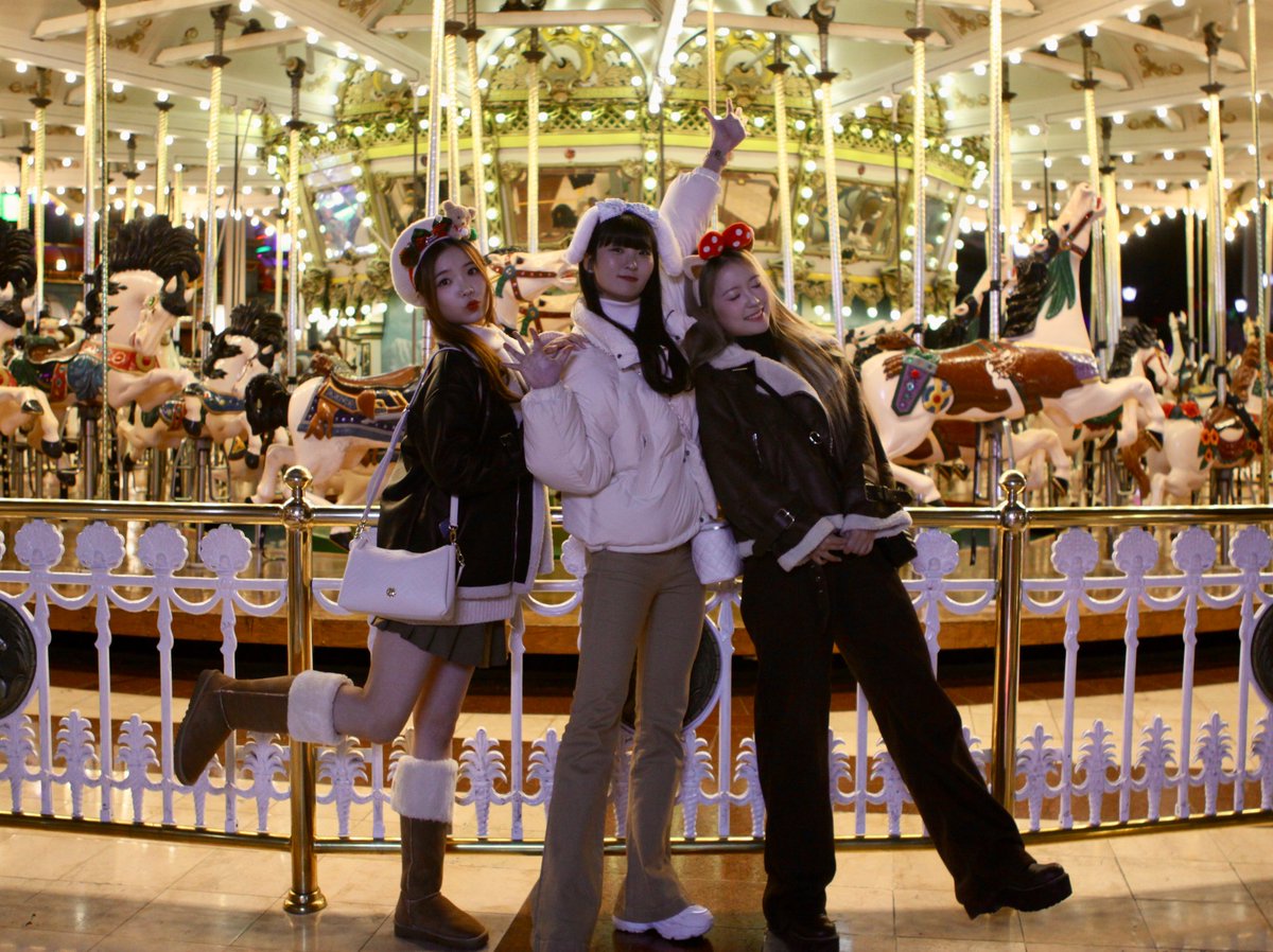 Q6ixOfficial's tweet photo. 롯데월드에 큐빅스 등장!!🎠
#롯데월드 #잠실 #놀이공원 #PHOTO #큐빅스 #Q6IX #seasonphotography #2024winter #conceptphotography #컨셉사진 https://t.co/CZpI24wmF9