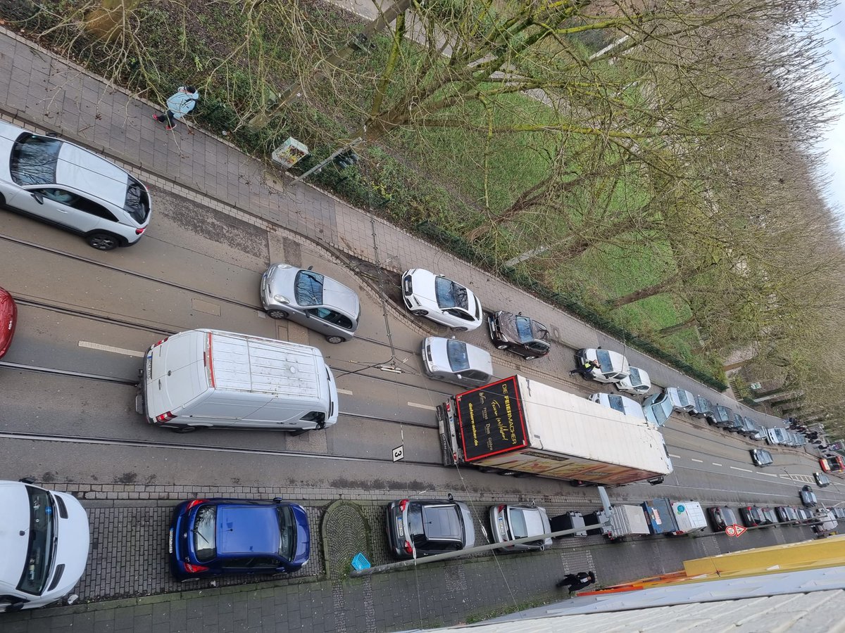 Brücke ist 3,70m hoch, der LKW etwas mehr...was soll da schon schiefgehen, wird schon passen. Zur Not nimmt man die Oberleitungen von der Strassenbahn eben ein Stück mit! 😬#Dortmund #U44