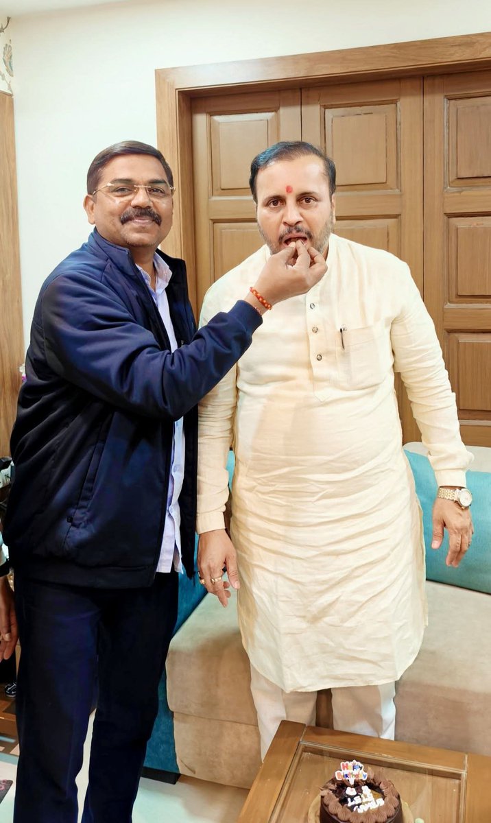 santoshdjaiswal's tweet photo. महाराष्ट्र राज्य ग्राहक संरक्षण परिषदेचे अध्यक्ष व भाजपाचे माजी ज्येष्ठ नगरसेवक #ॲड_संदीपजी_लेले_साहेब यांची भेट घेऊन वाढदिवसाच्या ह��र्दिक शुभेच्छा दिल्या. या वेळी मा. उपमहापौर श्री. मुकेशजी मोकाशी, श्री. सागरजी भदे व श्री. अश्विनजी शेट्टी यांचीही उपस्थिती होती.
💐🎂💐

via MyNt https://t.co/xZ3Jl0UUgX