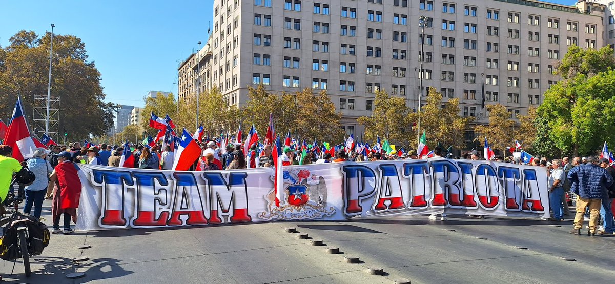 FcoMunoz_TP's tweet photo. 🔴 COMUNICADO

Muchas personas me preguntan porque hoy NO apoyo y NO creo en el @Partido_NL, la respuesta es simple:

1.- @Camille_Sigl es una aparecida, sin antigüedad en el sector y sin conocimiento político. Ella usó al TP y otros grupos del Activismo para darse a conocer. No queremos gente oportunista en nuevos proyectos políticos, ella no tiene asidero en las bases y jamás lo tendrá.

2.- El Diputado @Jou_Kaiser, no reconoce y NO valora a la gente de la calle. Representa un nicho que no conecta con la idiosincrasia del Chile real. 
Que Káiser tenga de Vice Presidenta a Camille Sigl es algo que rechazamos y genera desconfianzas. 

3.- Este año el Diputado Káiser junto a Aldo Duque y otros personajes, intentaron fallidamente dividir la convocatoria del día del Carabinero, la cual estaba organizada con meses de anticipación, días antes llamaron a otro lado, sin éxito por lo demás.

4.- El @Partido_NL no tiene proyecto País, menos un plan de Gobierno. Solo discursos de Johannes Káiser en YouTube y SinFiltros, que es un programa de operadores políticos. 

5.- Muchas personas que hoy están en el @Partido_NL pasaron con malas actitudes por el Activismo y sin pena ni gloria por el @PRChile.

6.- Que tenga muy claro el Sr @arturo_squella y cualquier operador político. La calle la conquistamos las bases y NO los partidos. Y la calle la vamos a Defender!

7.- Ya conozco los trucos de los operadores políticos, crear falsos grupos de la Sociedad Civil para intentar burdamente hacer convocatorias sin éxito. 

8.- El 2025 los Militantes de Partidos que quieran participar de las convocatorias son Bienvenidos, siempre y cuando respeten a las bases y el trabajo de casi 4 años en las calles.

9.- Cada persona está en su derecho de apoyar al candidato que estime conveniente, pero para que cualquier persona de Derecha hoy pueda pararse afuera de La Moneda a protestar, el @Equipo_Patriota arriesgo su integridad física y fue precursor de generar ese escenario. 

#MesaCentral @joseantoniokast @Cadem_cl @evelynmatthei @Cami_FloresO 
@carreragonzalo @sebaleftlibros