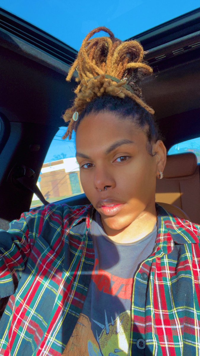 VABADDGURL's tweet photo. Get u a girl with locs 🍃 https://t.co/fIOAdm0QtL