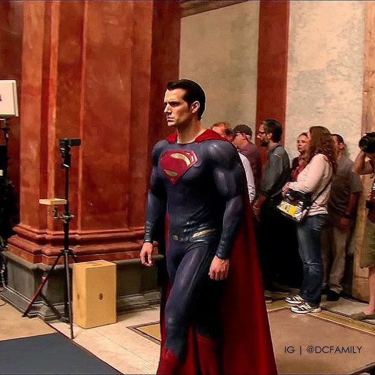 DavidTheBatmann's tweet image. No CGI or post production work just a raw shot of Henry Cavill in his suit. 
#HenryCavillSuperman