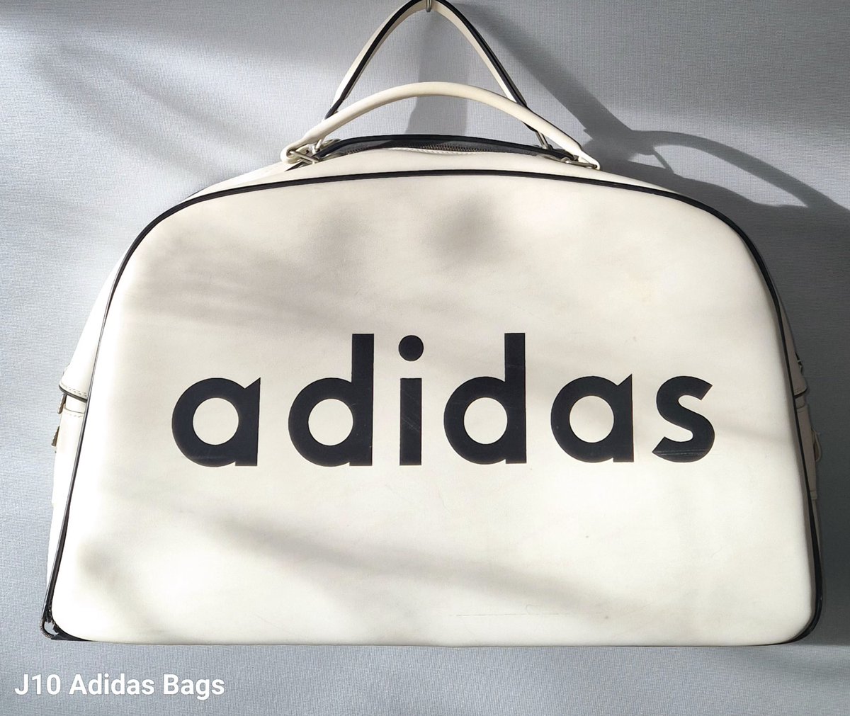 ... look at the pointy a's, oldskool ... before the trefoil. Love this trashure ... second hand find.

#Adidas #adidasbags #lovebags #vintagebags #urbanstyle #vintage #oldskool #bags #beforetrefoil #j10_adidasbags