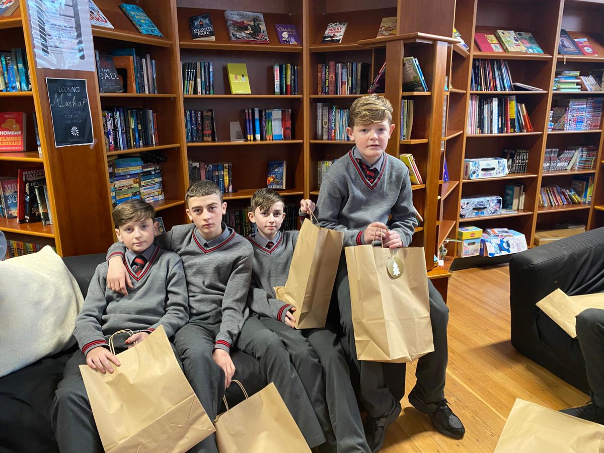 thebrunnerD7's tweet photo. Yet again, Ms Brady organised for all of our students to receive the gift of a book this Christmas. That's many more books gone out into our local community. @ERSTIRELAND @StPaulsBrunslib https://t.co/bXGMwuMzoH