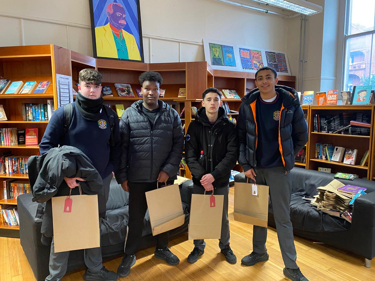 thebrunnerD7's tweet photo. Yet again, Ms Brady organised for all of our students to receive the gift of a book this Christmas. That's many more books gone out into our local community. @ERSTIRELAND @StPaulsBrunslib https://t.co/bXGMwuMzoH