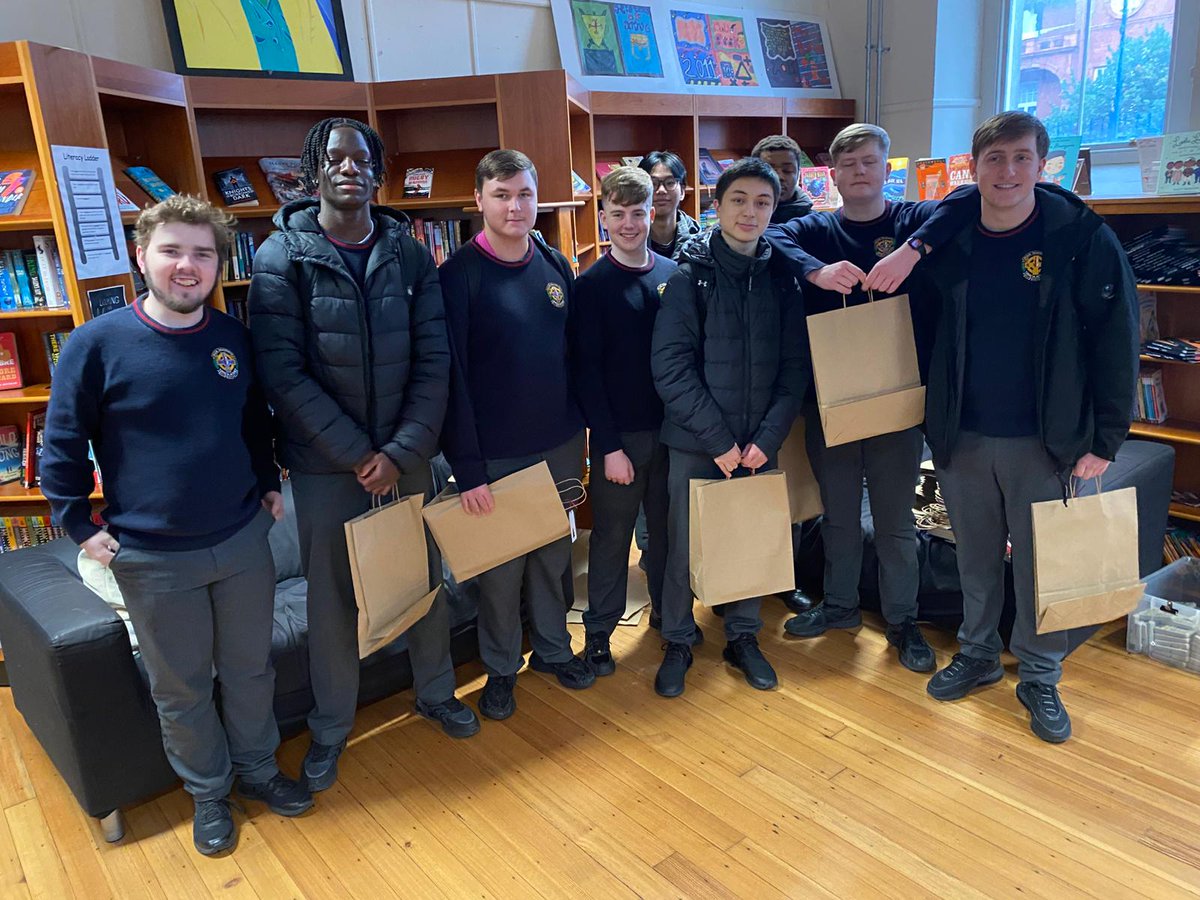 thebrunnerD7's tweet photo. Yet again, Ms Brady organised for all of our students to receive the gift of a book this Christmas. That's many more books gone out into our local community. @ERSTIRELAND @StPaulsBrunslib https://t.co/bXGMwuMzoH