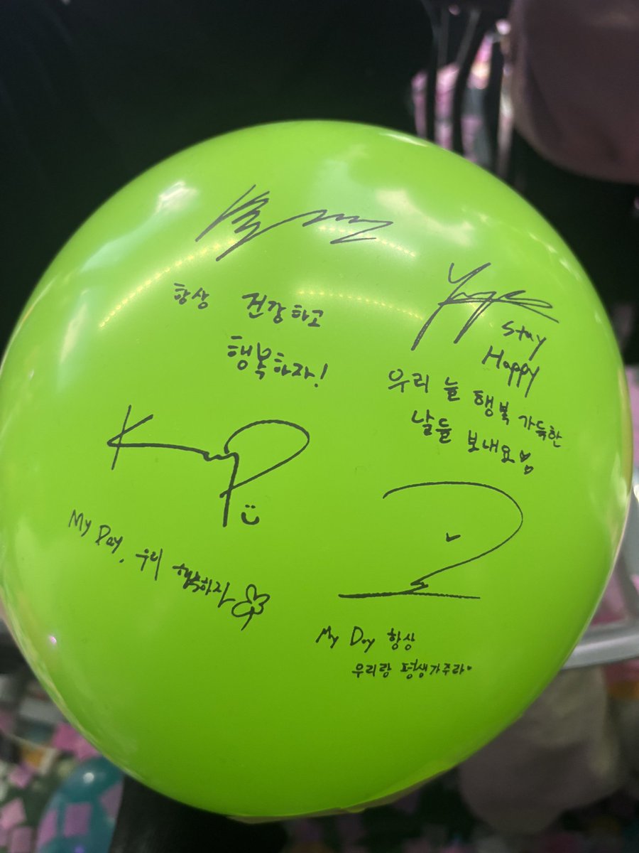 deisikseu's tweet photo. The balloons had messages 😊

🐻: Let’s always stay healthy and happy!
🦊: STAY HAPPY Let’s always spend our days full of happiness ❣️
🐰: My Day, let's be happy 🍀
🐶: My Day always stay with us ❤️ https://t.co/Z63n9iP0Zc https://t.co/NHb9FvNwc9