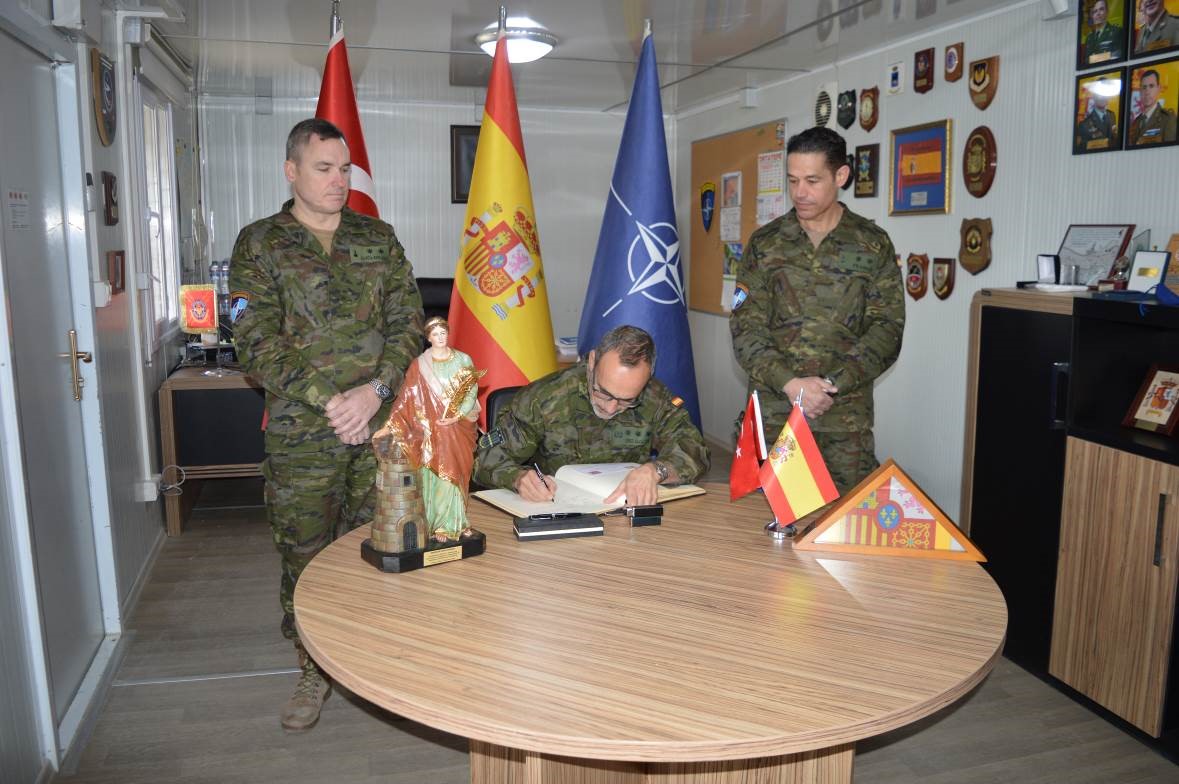 La Operación #ApoyoaTurquía realiza el relevo entre los contingentes A/T XX y XXI en la base aérea de Incirlik, en Adana. La continuidad del destacamento demuestra el compromiso de España con la seguridad de nuestros aliados. #MOPS <a href="/NATO/">NATO</a> 
MÁS INFO: emad.defensa.gob.es/operaciones/op…