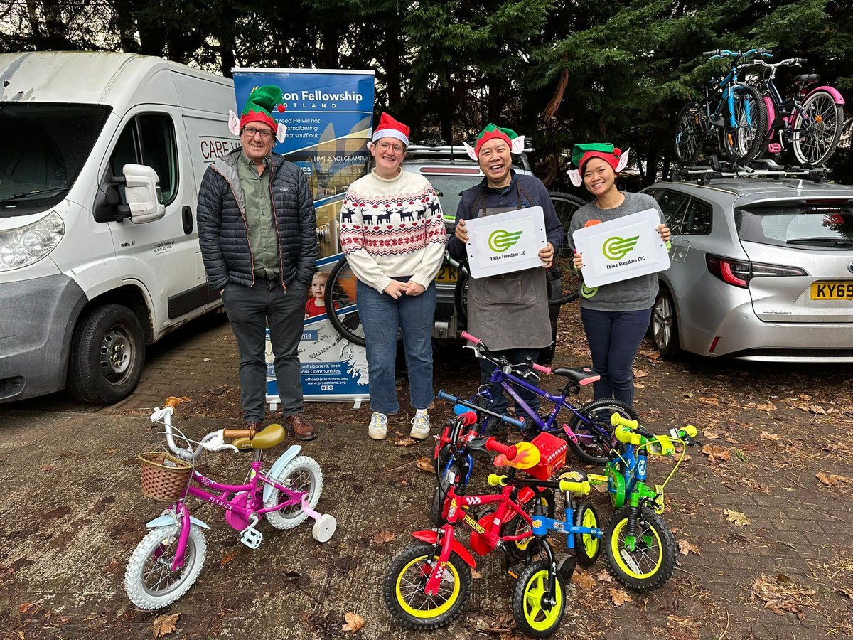 scottishprisons's tweet photo. In HMP Barlinnie, 3 dads donned their elf costumes and shared an xmas story they wrote with all the visiting children.
Santa stopped by with presents, huge thanks to all who donated &amp; 10 refurbished bikes were delivered to children of men in our care thanks to Ebike Freedom CIC https://t.co/sMSUcTSHOz