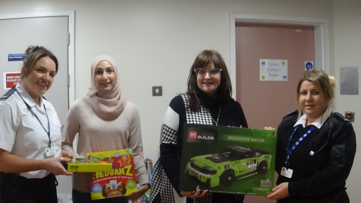 scottishprisons's tweet photo. In HMP Barlinnie, 3 dads donned their elf costumes and shared an xmas story they wrote with all the visiting children.
Santa stopped by with presents, huge thanks to all who donated &amp; 10 refurbished bikes were delivered to children of men in our care thanks to Ebike Freedom CIC https://t.co/sMSUcTSHOz