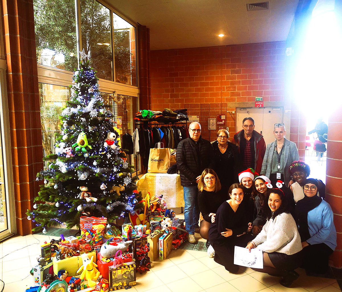 Quand l'#IUTBlagnac s'associe au <a href="/SecoursPop/">Secours populaire</a> et à la <a href="/VilleBlagnac/">Mairie de Blagnac</a> pour un projet  #étudiant, ça donne 👉 + de 200 jouets récoltés en 10 jours. 👏Un grand  bravo à nos étudiants et partenaires ! CC <a href="/mohamedmaafri/">mohamedmaafri</a> #NoelSolidaire