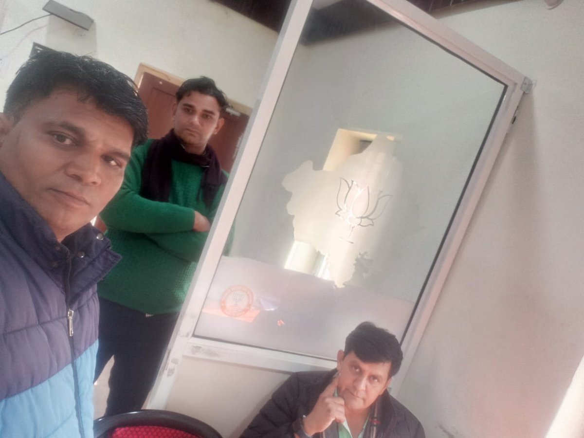 Nitintiwari9314's tweet photo. @ramlalsharmabjp 
@GajendraKhimsar 
@BhajanlalBjp श्रीमान जी से कर्मठ निवेदन🙏🙏 कोरोना काल मे लगाए गए #CHA की असलियत ये है कि इनमें से मात्र 700 से 800 साथिय�� का नंबर आया है,शेष सभी CHA अभी तक बेरोजगार है।बॉर्डर पर रहने वाले आपके चक्कर लगा कर आपको सिर्फ गुमराह कर रहे है। https://t.co/4IFq2vJTuP